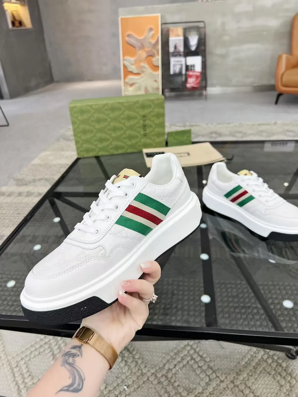 Men's clothing, men's shoes, men's clothing, men's 💰460 new men's shoes GUCCI] latest shoes shipped. Original quality, fashionable, made of special materials, sheepskin lining, brand new packaging. The foot feels super comfortable and the workmanship is impeccable. Size: 38-45